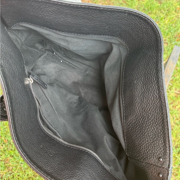 Elegant Black Leather Tote Bag - Picture 4 of 4